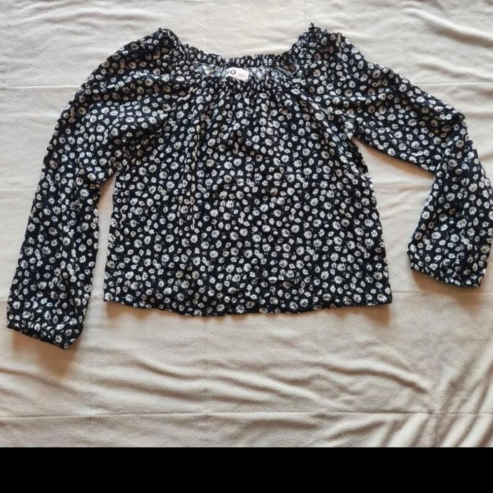 Girls size 10/12 SO Daisy long sleeve cropped shirt. Dasies